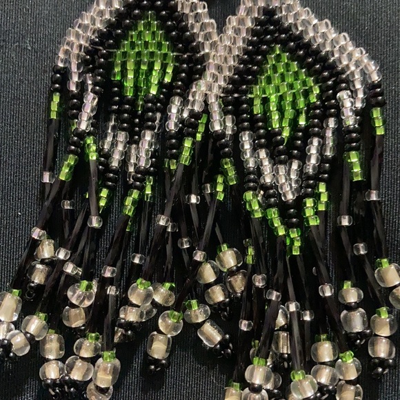 Huichol beaded earrings - Picture 2 of 2